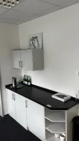1 ligne de travail, env. 2 m linéaires, composée de meubles bas et suspendus