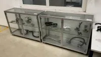 2 vitrines