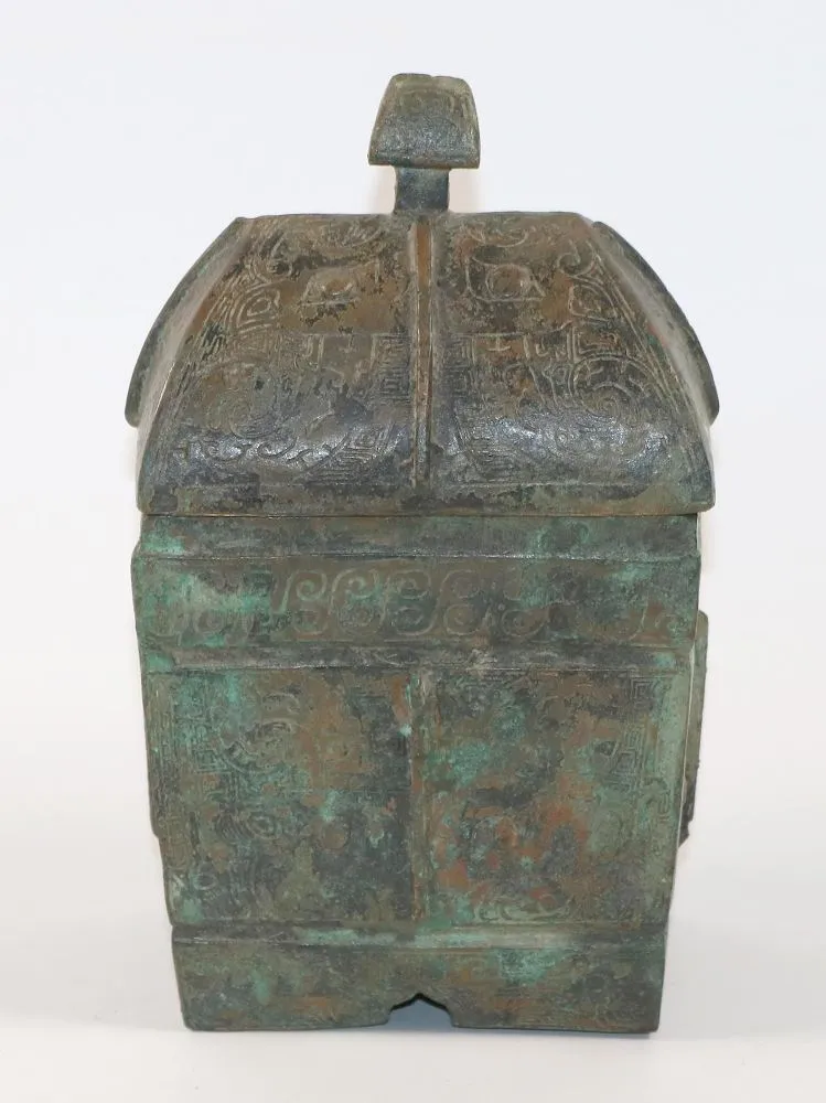 Fangyi – Bronze covered box with archaic inscription