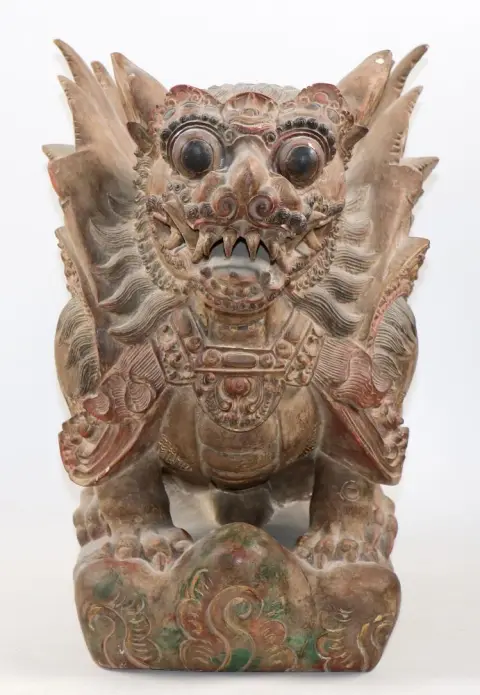 Garuda – Rzeźbiona i polichromowana figura z drewna