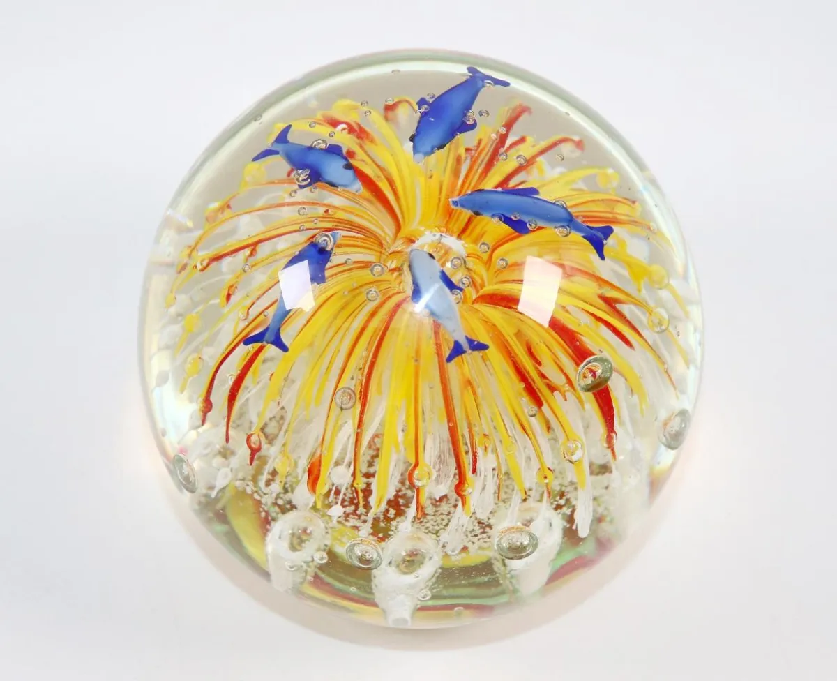Paperweight Aquarium. – Velký těžítko s delfíny a