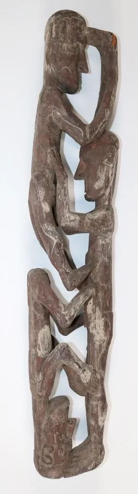 Asmat Ahnenbaum. – Holz geschnitzt mit 3 Ahnenfiguren