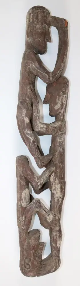 Arbre ancestral Asmat. – Bois sculpté avec 3 figures ancestrales