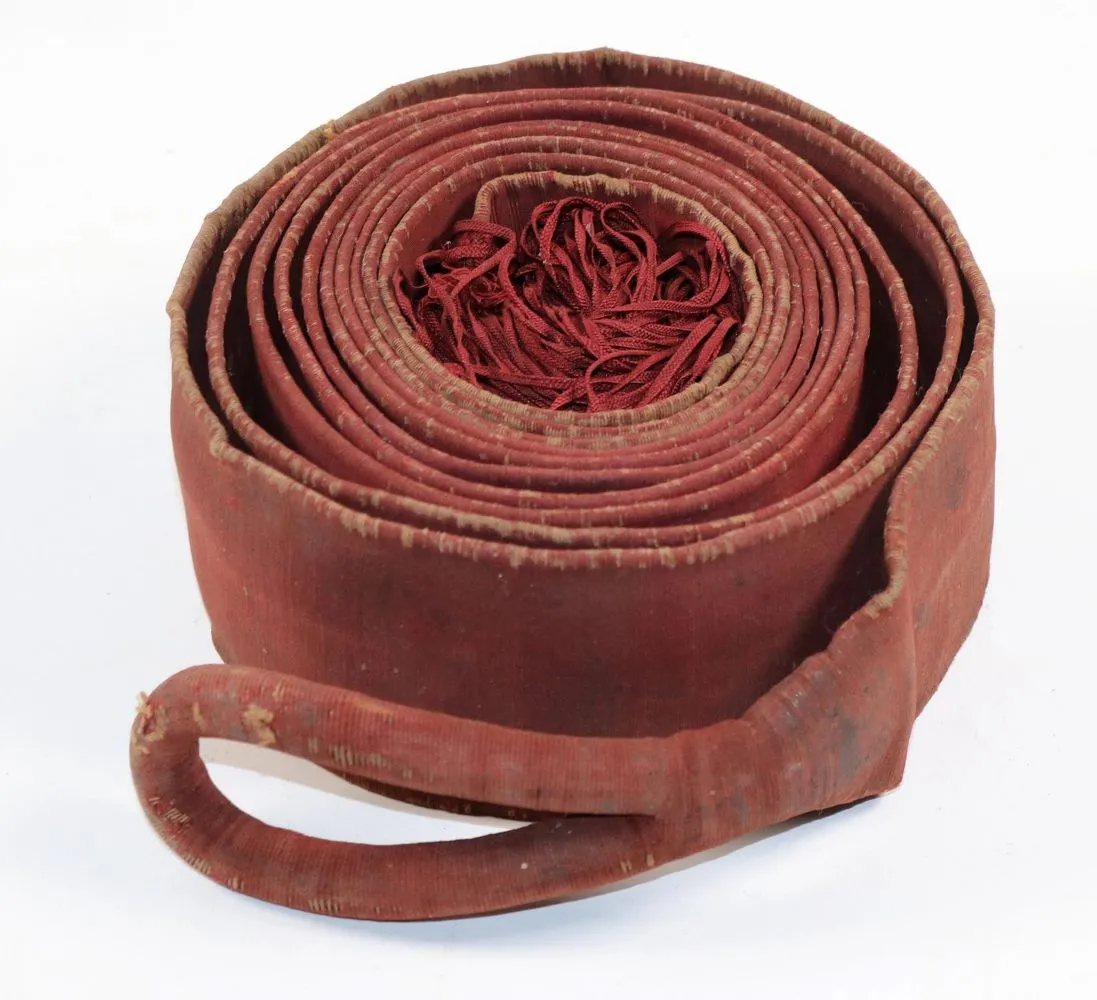 Grote band – van plantvezels, rood geverfd