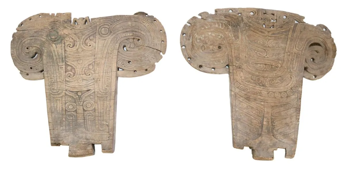 Lagim Splashboards. – Zwei Holz mit Ornament beschnitzen Spritzschutzbrettern der Massim Trobriand Inseln, Papua Neuguinea