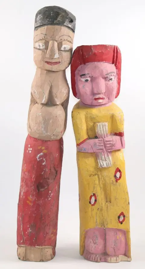 Para rzeźbionych figur z drewna