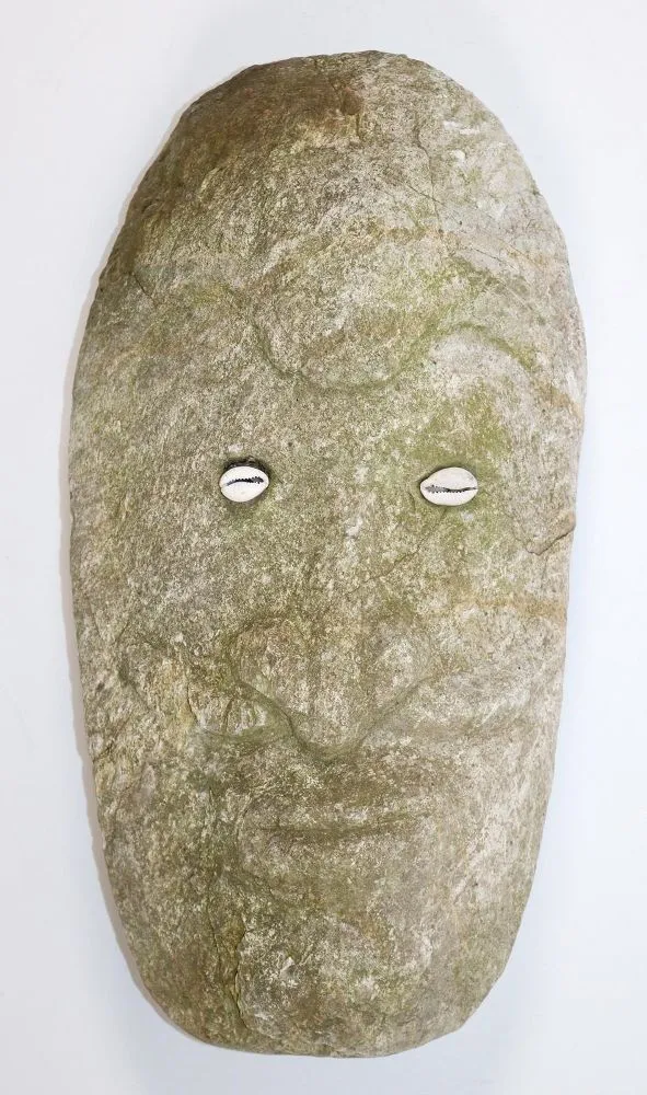 Steinkopf. – Männliches Ahnengesicht wohl aus vulkanischem Gestein
