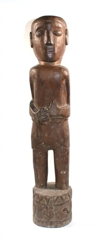 Figura przodka z Timoru – na ornamentowanym cokole