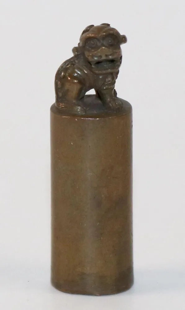 China Bronzesiegel. – Ovale Stange mit Insignien