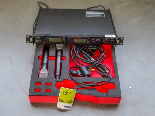 SHURE UR4D 2-channel receiver set with handheld Beta 87A and accessories