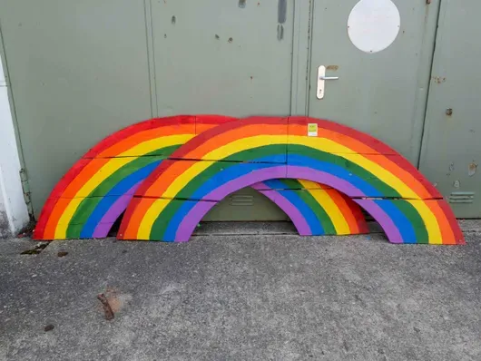 Holzschild Regenbogen Festival