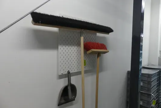 Děrovaná stěna s čisticími potřebami
