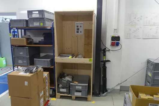 Holzschrank - ohne Inhalt