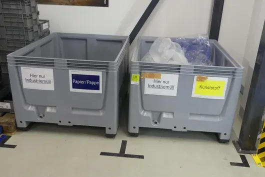 2x Kunsstoffbox - ohne Inhalt