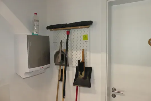 Děrovaná stěna s čisticími potřebami