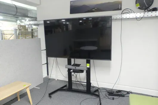 Medienterminal mit Display, Kamera, Displayständer