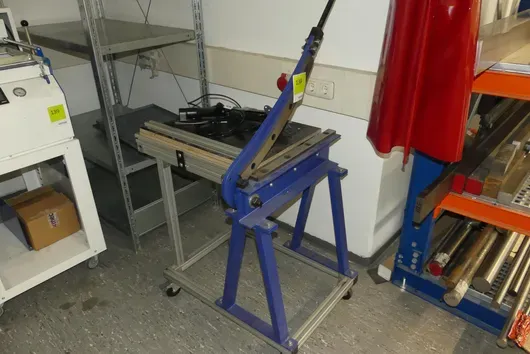 Hand lever shear with table