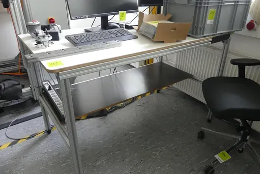 Pracovní stůl, bez obsahu