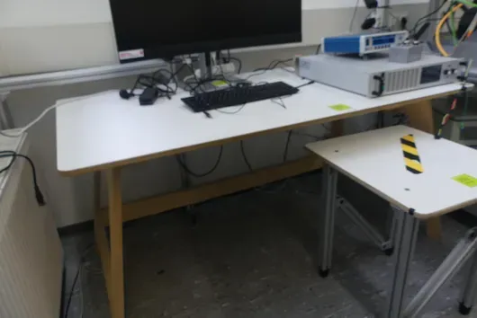 Schreibtisch, ohne Inhalt