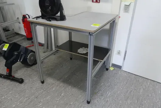 Stół roboczy, bez zawartości
