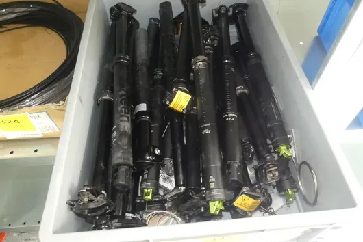 Konvolut Dropper Posts, mit Lagerbox