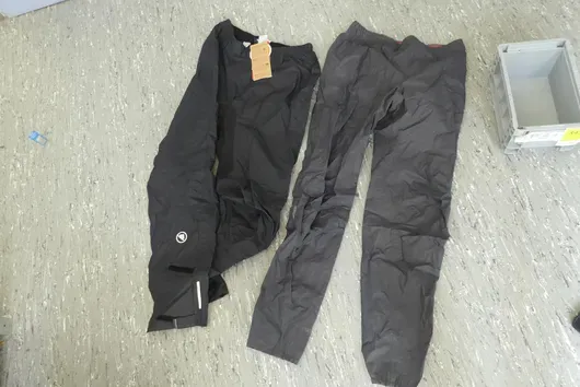2x pantalon, avec boîte de rangement