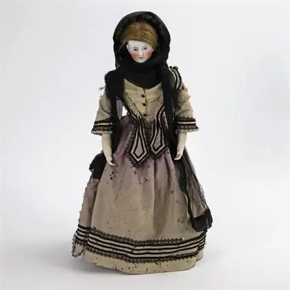 Poupée à tête de buste en vêtements d'origine
