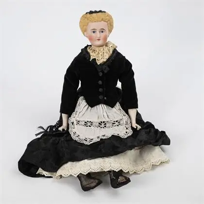 Poupée à tête de buste en vêtements noirs et tablier