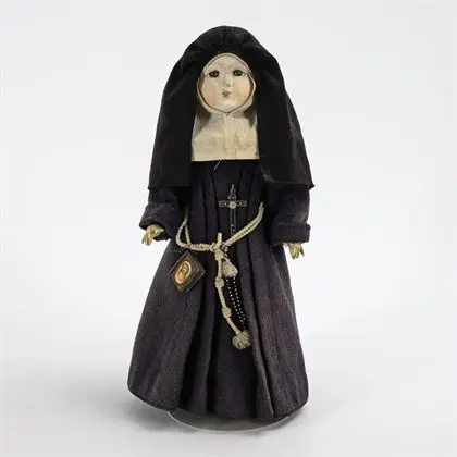 Poupée en masse en nonne