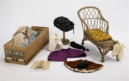 Chaise longue française, carton original Bébé-Jumeau, porte-chapeau et vêtements