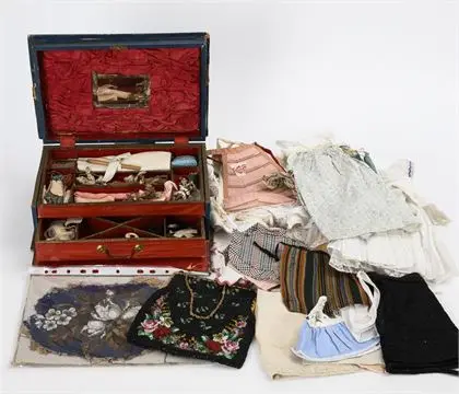 Nécessaire de couture français "Modes de Paris" et lot de vêtements