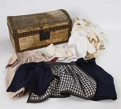 Ancien trousseau avec vêtements de poupée