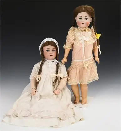 2 filles à tête de porcelaine avec tresses