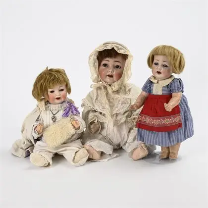 3 poupées de caractère avec tête en porcelaine