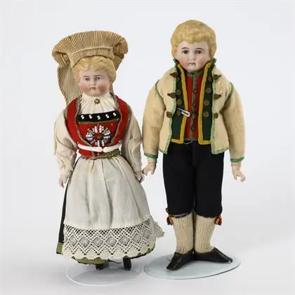 2 poupées buste-tête en costume traditionnel