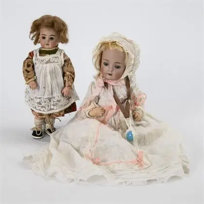2 petites poupées à tête en porcelaine