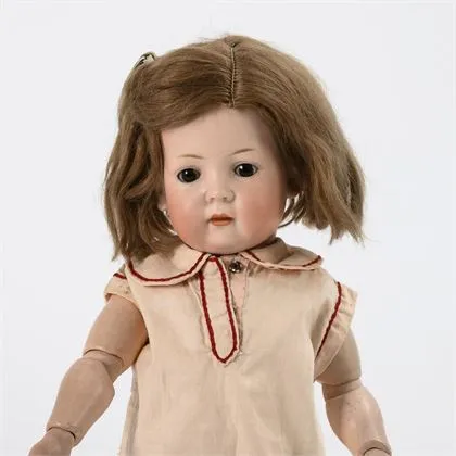 Charaktermädchen mit Toddlerkörper. Baehr & Proeschild