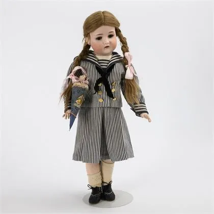Tête en porcelaine avec robe de marin. Bruno Schmidt