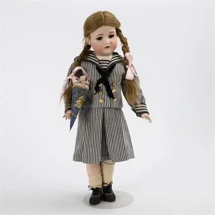 Tête en porcelaine avec robe de marin. Bruno Schmidt