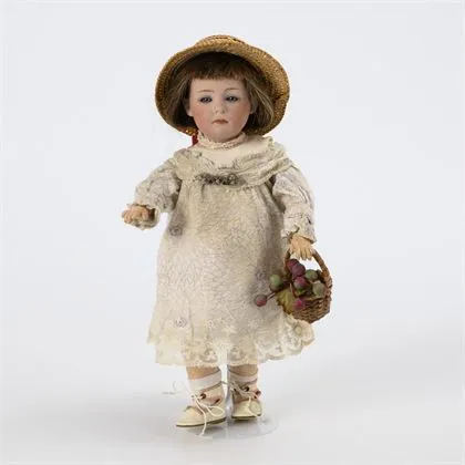 Petite poupée caractère avec chapeau de paille. Type Pouty