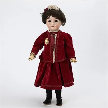 Poupée fille avec robe en velours rouge. Gebrüder Kühnlenz