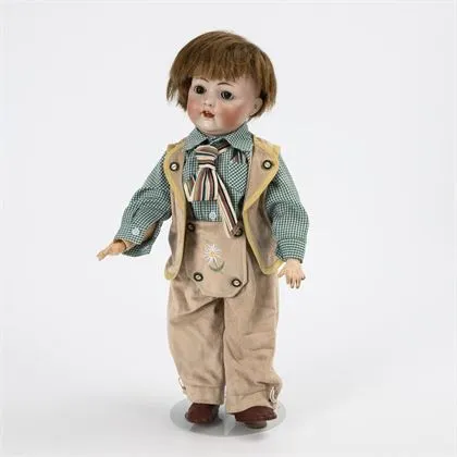 Karakterjongen in traditionele kleding. Hertel, Schwab & Co