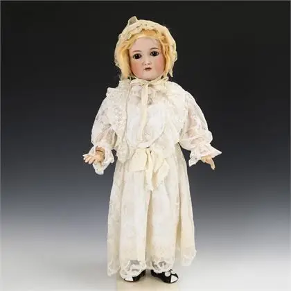 Blond poppenmeisje in witte jurk. Kämmer & Reinhardt
