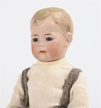 Vollkopf-Charakterjunge mit Toddlerkörper. Kämmer & Reinhardt