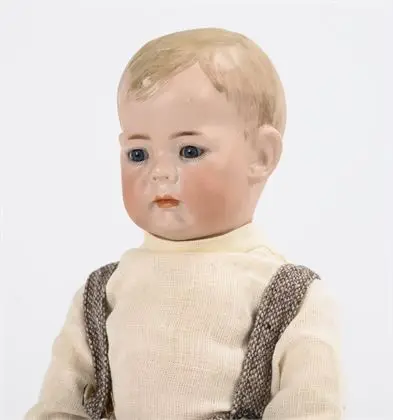 Volhoofd karakterjongen met Toddler-lichaam. Kämmer & Reinhardt