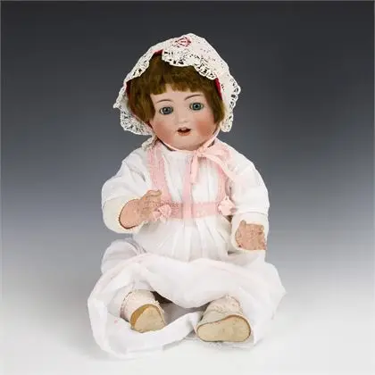 Karakterbaby in witte jurk. Kämmer & Reinhardt