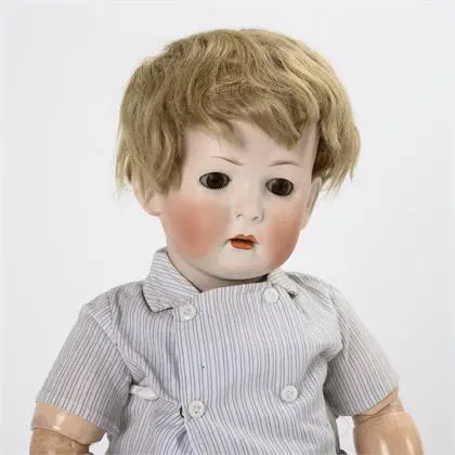 Blonde karakterjongen met fluwelen broek. König & Wernicke