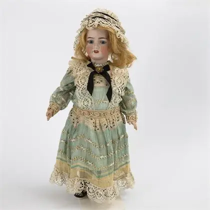 Blonde pop met kanten mutsje. Simon & Halbig