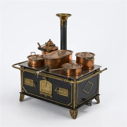 Cuisinière en tôle avec casseroles en cuivre