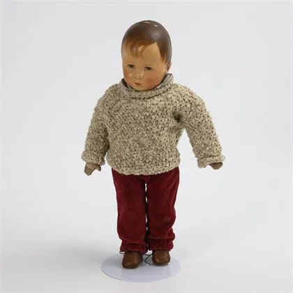 Poppenjongen met bordeauxrode broek. Käthe Kruse